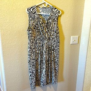 Sleeveless spring dress in white,  black and tan